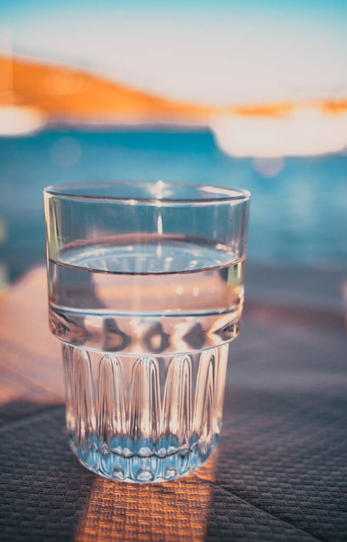 свіжий чистий стакан води в сонячний день
 - Фото, зображення