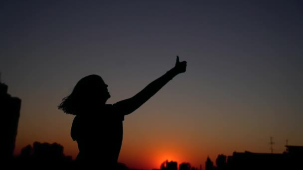 Geluk silhouet vrouw dansen maken duimen omhoog gebaren - Video