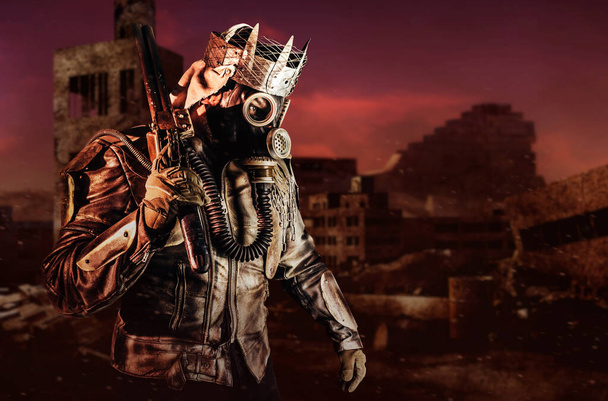 Фото фентезі пост апокаліптичного воїна з броньованою курткою і короною металобрухту, що стоїть з рушницею на зруйнованому міському тлі
. - Фото, зображення