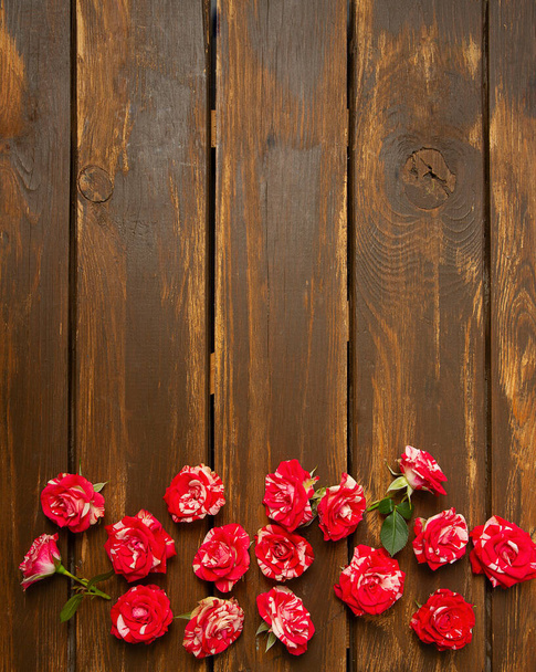 Red roses on wooden table - Foto, immagini