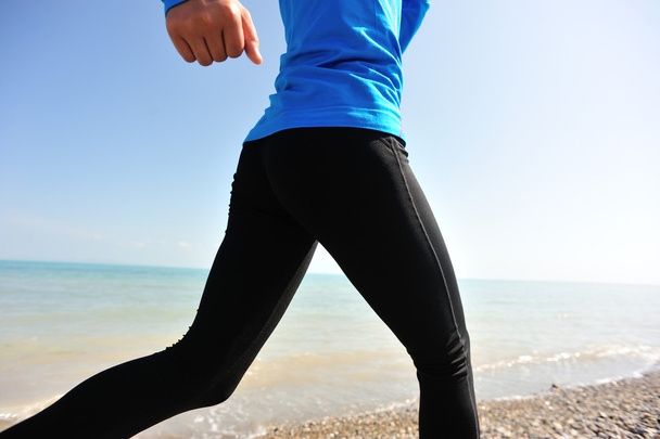 Corredor atleta corriendo en la playa
. - Foto, imagen