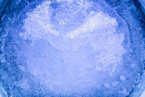 青い色合いの凍った水の表面の背景テクスチャの写真. - 写真・画像