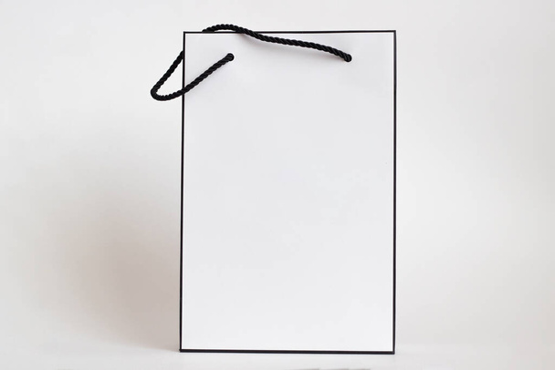 Geschenkbox für Parfüm in weiß auf weißem Hintergrund - Foto, Bild