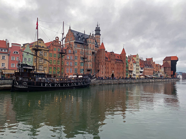 Dramatisches Bild der historischen Gebäude von Danzig am kalten Nowa Motlawa Kanal in Polen - Foto, Bild