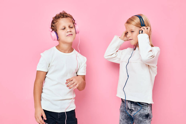 Tyylikäs pieni poika ja söpö tyttö tanssii kuulokkeet viihde studio lapsuus - Valokuva, kuva