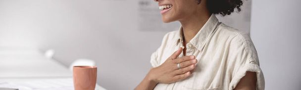 Usmívající se žena komunikující v znakové řeči online na notebooku - Fotografie, Obrázek