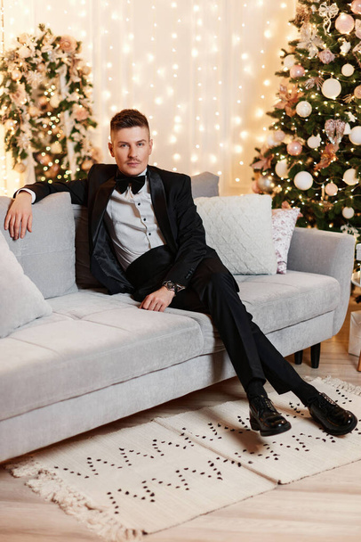 man in tuxedo sitting on sofa - Fotoğraf, Görsel