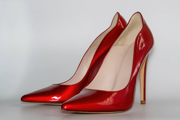 Elülső kilátás a piros színű magas sarkú női cipő. - Fotó, kép
