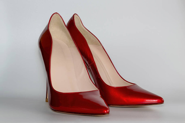 Вид спереду на жіноче взуття з високим каблуком червоного кольору
. - Фото, зображення