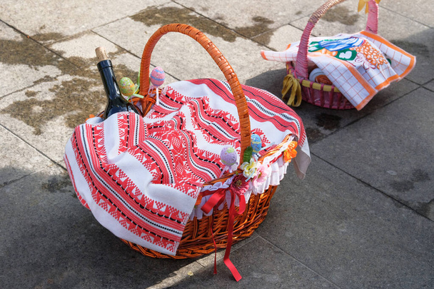 Osterkorb mit Ostergebäck für die Weihe in der Kirche vorbereitet. Traditionelle ukrainische Muster auf Handtüchern. - Foto, Bild