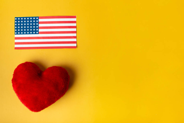 heart on a yellow background. love for USA. - Foto, imagen