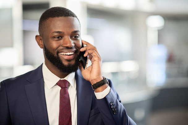 Afrikalı Amerikalı girişimci telefon görüşmesi yapıyor, yakın plan fotoğraf çekiyor. - Fotoğraf, Görsel