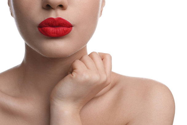 Vue rapprochée de la femme avec de belles lèvres pleines sur fond blanc - Photo, image