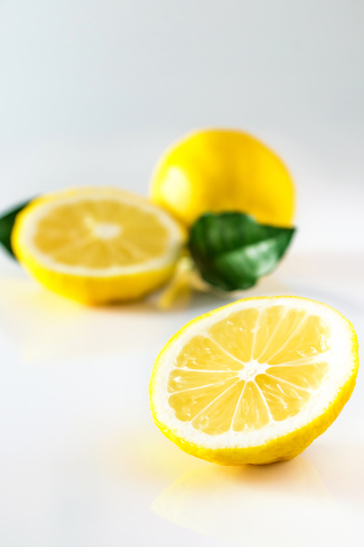 Érett sárga citrom fehér háttérrel. Antioxidáns az egészséges táplálkozáshoz. Magas C-vitamin tartalmú citrusfélék. - Fotó, kép