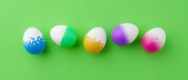 Egy csomó színes tojás egy zöld húsvéti háttér 3D Renderelés. Pile of birght és színes húsvéti tojás - 3d render. Húsvét koncepció összetétel keret határ - Fotó, kép