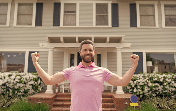 šťastný vousatý muž nájemník v blízkosti nového domu po pronájmu nebo koupit nový dům, nájemné - Fotografie, Obrázek