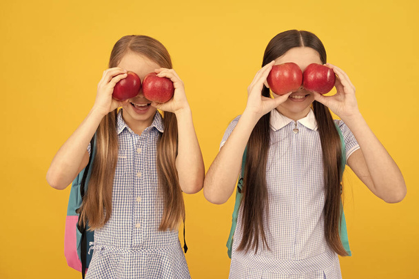 果物の新鮮な外観を取得します。幸せな女子高生はリンゴを楽しんでいます。果物のように新鮮な - 写真・画像