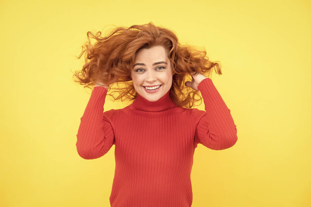 Portrét krásné veselá zrzka dívka kudrnaté vlasy s úsměvem při pohledu do kamery - Fotografie, Obrázek