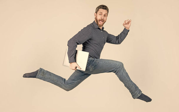energický muž podnikatel běží při práci on-line na notebooku rychle nakupovat, pohyb. - Fotografie, Obrázek