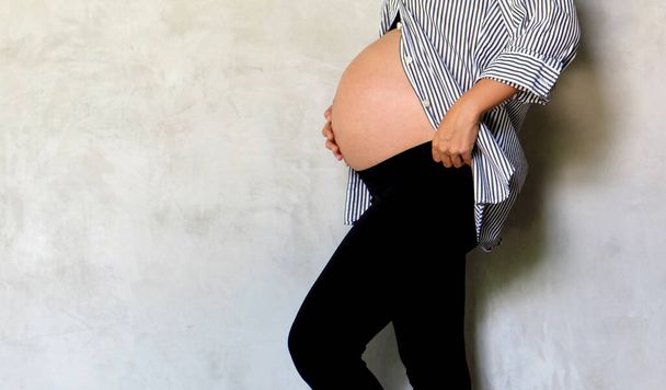 Uma mulher grávida barriga de bebê - Foto, Imagem