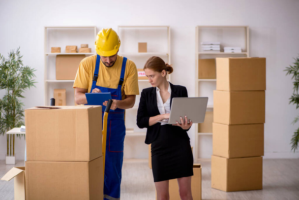 Young female boss and male contractor doing home relocation - Fotoğraf, Görsel