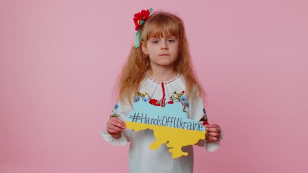 Wütendes Kleinkind Ukrainisches Mädchen protestiert gegen Krieg Konflikt hebt Inschrift Massage Hände weg von Ukraine - Filmmaterial, Video