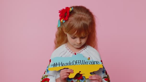 Smutny maluch Ukraińska dziewczyna protestująca konflikt wojenny podnosi napis masaż ręce poza Ukrainą - Materiał filmowy, wideo