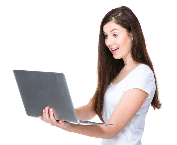 Exciter femme en utilisant un ordinateur portable
 - Photo, image