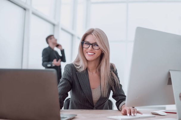 smiling businesswoman working in a modern office - Foto, afbeelding