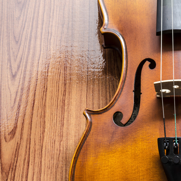violin on wood background - Фото, изображение