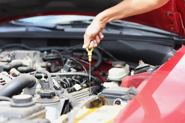 Dipstick pro kontrolu hladiny oleje v detailu automobilového motoru - Fotografie, Obrázek