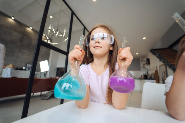 Kleines Mädchen macht zu Hause chemische Experimente - Foto, Bild