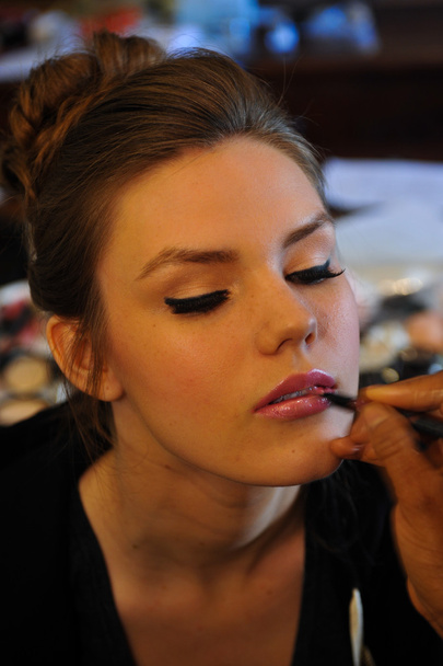 Model gets ready backstage before the Jenny Lee Spring 2015 Bridal collection show - Fotoğraf, Görsel