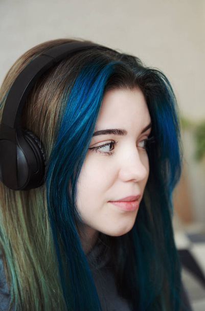 Young teenager girl with blue hair and  headphones  - Zdjęcie, obraz