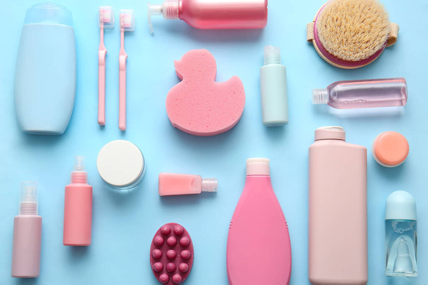 Farklı kozmetik ürünleri, masaj fırçası, banyo süngeri ve renk arkaplanda diş fırçası içeren kompozisyon - Fotoğraf, Görsel