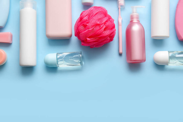 Složení s různými kosmetickými výrobky, kartáčky na zuby a houbičkou na barevném pozadí - Fotografie, Obrázek