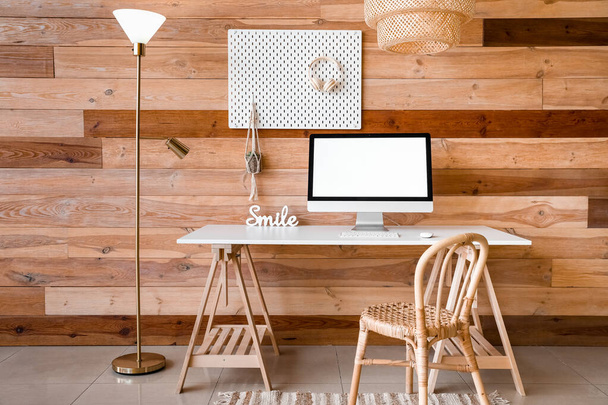Modern işyeri, tahta ve ayakta duran lambası olan şık bir ofis. - Fotoğraf, Görsel
