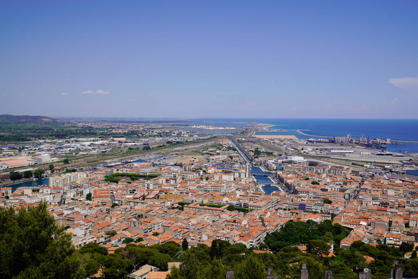 Город Сете на французском средиземноморском побережье Лангедок в городе с панорамным видом сверху - Фото, изображение