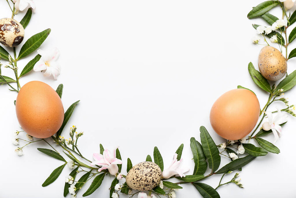 Ghirlanda elegante con uova di Pasqua e fiori su sfondo chiaro - Foto, immagini