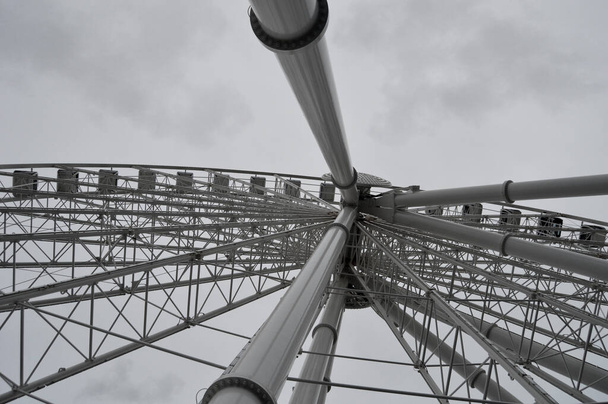 ferris wheel in the city of london - Φωτογραφία, εικόνα