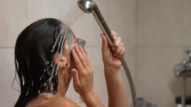 Mulher tomando um longo chuveiro quente lavar o cabelo no banheiro - Filmagem, Vídeo