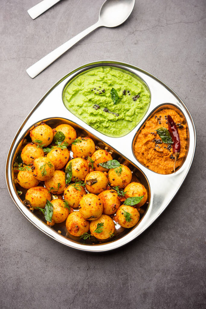 Pehmeä ja sieni Idli pallot tai goli idly vihreä ja punainen chutney, Etelä-Intian ruoka resepti - Valokuva, kuva