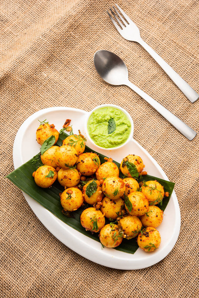 Zachte en sponsachtige Idli ballen of goli ijdel met groene en rode chutney, Zuid-Indiase voedsel recept - Foto, afbeelding