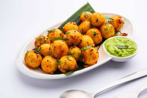 Puha és szivacsos Idli labdák vagy goli könnyedén zöld és piros chutney, dél-indiai élelmiszer-recept - Fotó, kép