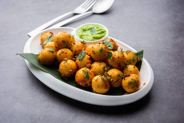 Bolas Idli macias e esponjosas ou goli idly com chutney verde e vermelho, receita de comida indiana sul - Foto, Imagem