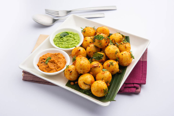 Balles Idli tendres et spongieuses ou goli idly avec chutney vert et rouge, recette de nourriture sud-indienne - Photo, image