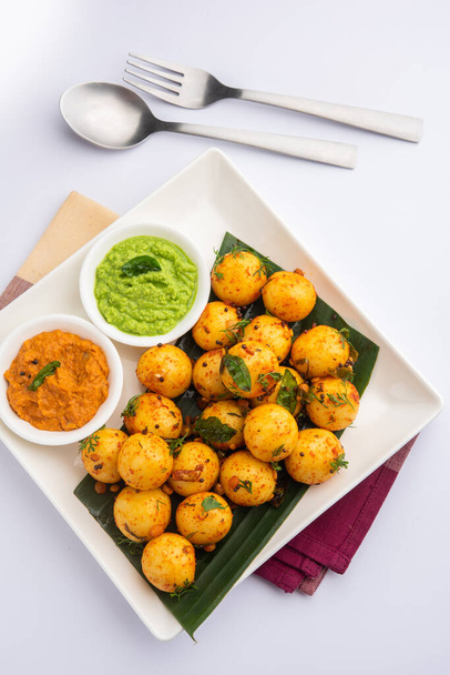 Zachte en sponsachtige Idli ballen of goli ijdel met groene en rode chutney, Zuid-Indiase voedsel recept - Foto, afbeelding