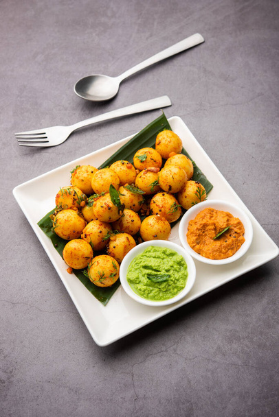 柔らかく、スポンジイドリボールや緑と赤のチャツネとゴリ,南インド料理のレシピ - 写真・画像