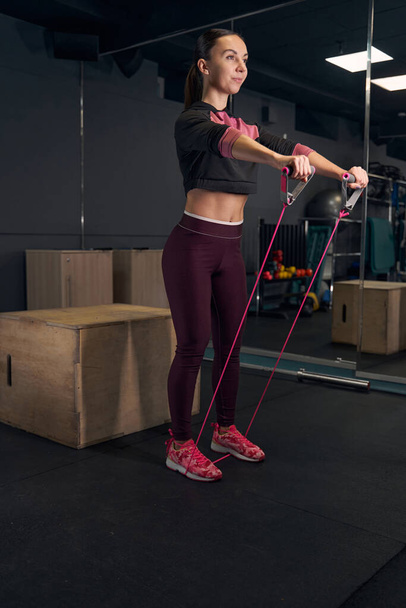 Положительный восторг молодая женщина делает упражнения на растяжку - Фото, изображение