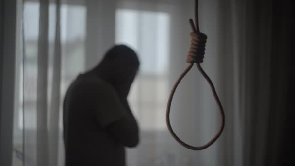 Hombre deprimido contemplando el suicidio - Imágenes, Vídeo